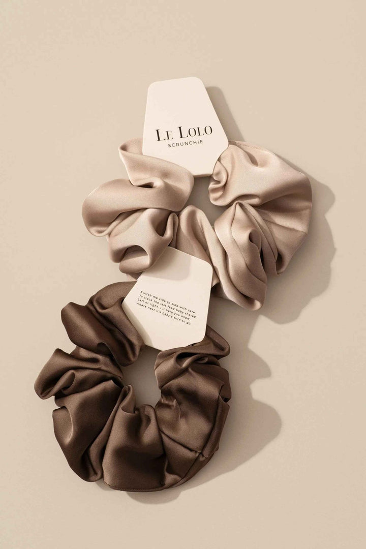 Le Lolo breastfeeding reminder scrunchie with a soft fabric design, used to help new mothers remember breastfeeding sessions.