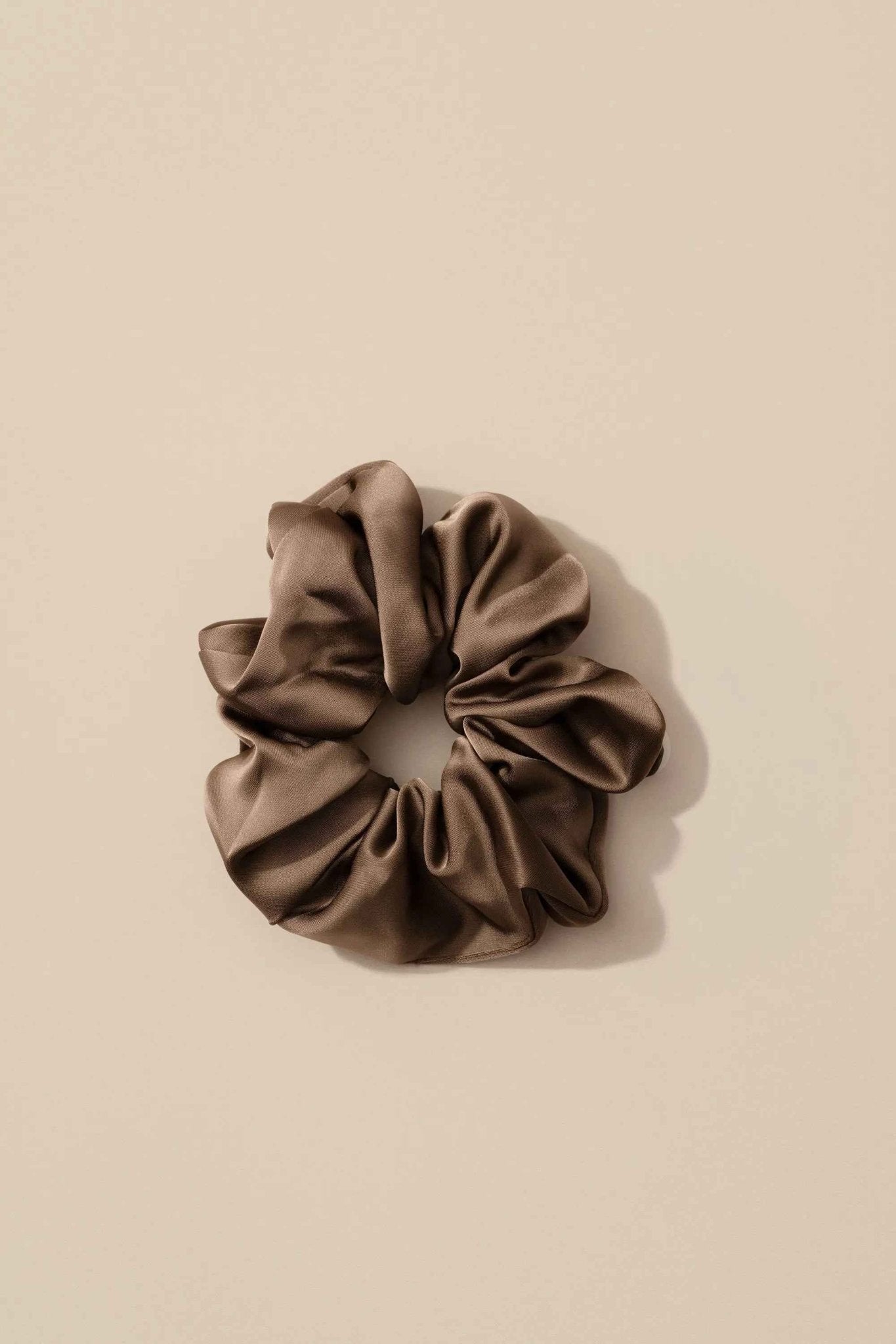 Le Lolo breastfeeding reminder scrunchie with printed message, soft fabric, and elastic band for easy use during nursing.