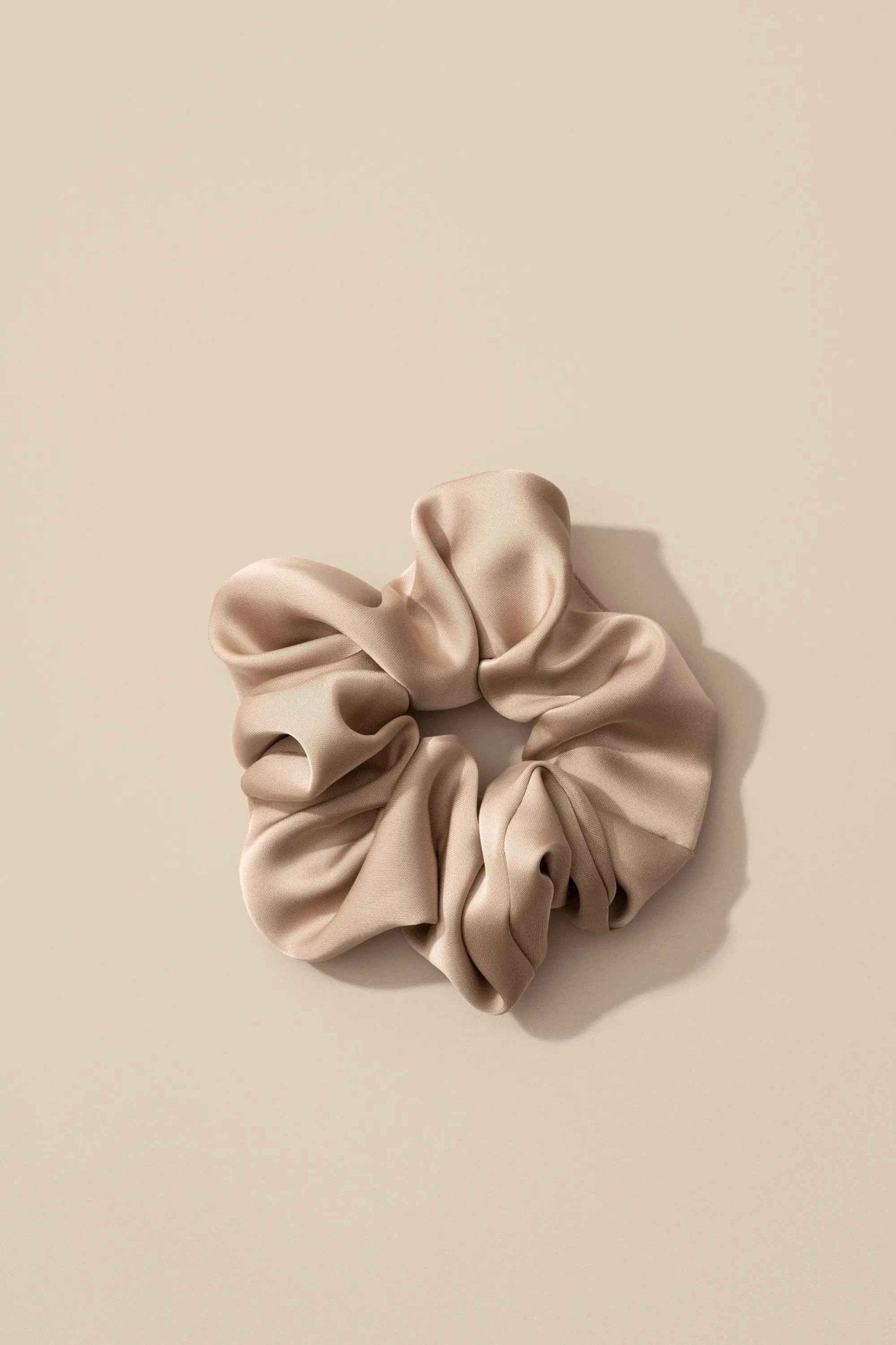 Le Lolo breastfeeding reminder scrunchie in soft fabric with discreet label, designed to help nursing mothers remember feeding times
