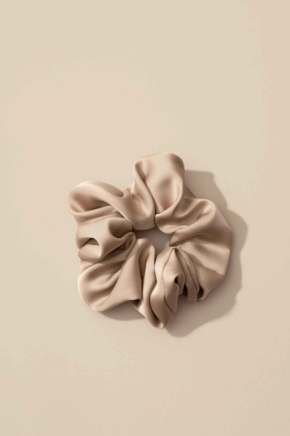 Le Lolo breastfeeding reminder scrunchie in soft fabric with discreet label, designed to help nursing mothers remember feeding times