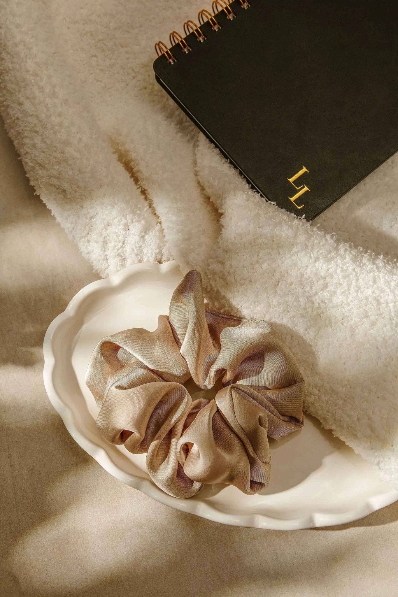 Le Lolo breastfeeding reminder scrunchie with a soft fabric band and subtle design for discreet nursing reminders.