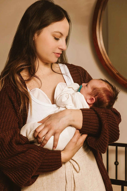 Le Lolo hot and cold breast therapy packs shown in a display, designed for soothing relief and comfort during use.